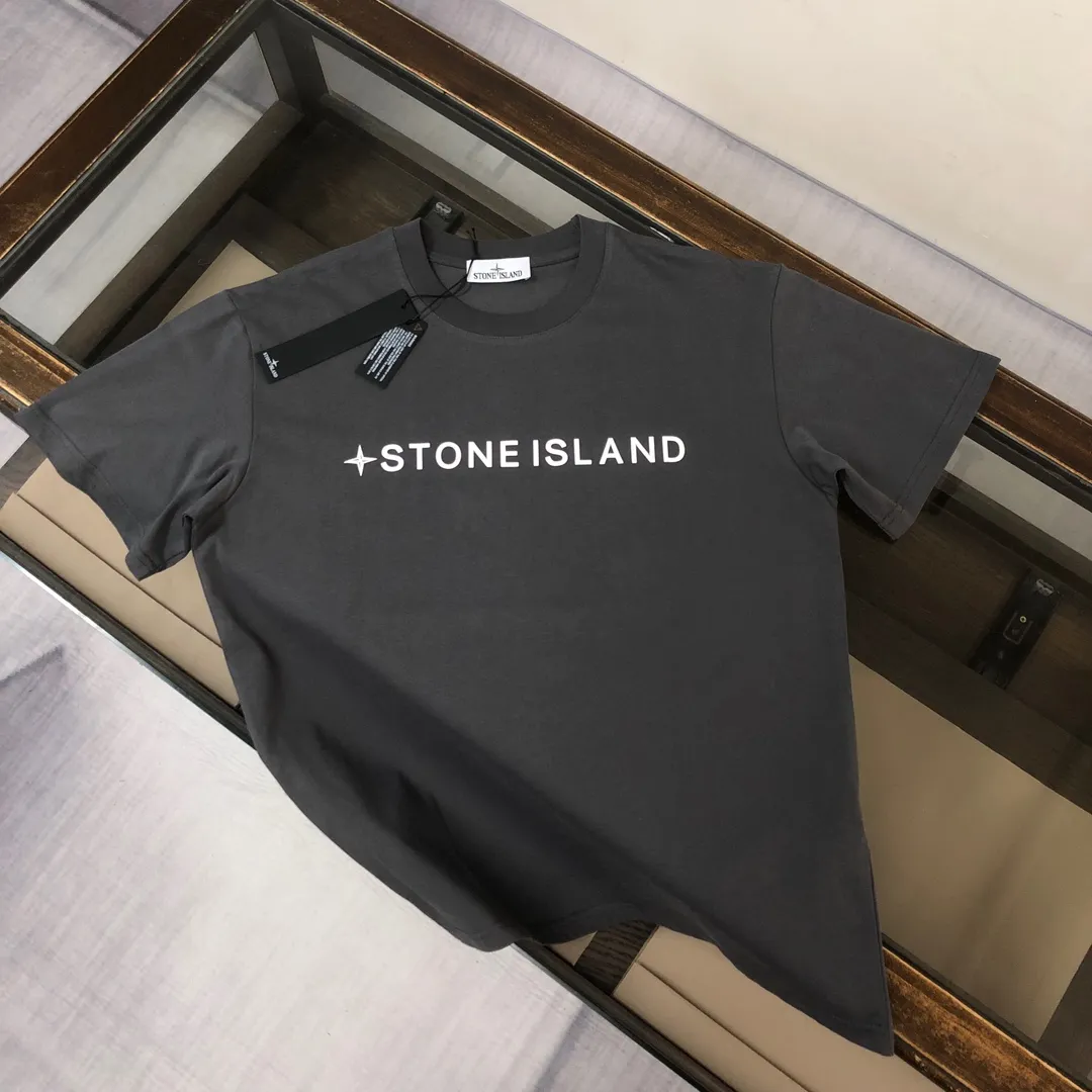 P180 Stone Island 2025 latest T-shirt, couple style ~ original order, fashionable and casual short T-shirt, three-dimensional logo letter logo silicone printing technology on the chest! Specially supplied with customized cotton fabrics ~ Cotton T-shirts ~ Pre-washed to prevent deformation and shrinkage, making the upper body more comfortable and breathable ~ All available from stock ~ Unique design style, trendy must-have item, complete with three standards 👍 Color: black/white/dark gray/brown Size: S M L XL (larger version, please indicate your height and weight when placing an order)